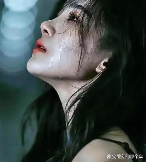 晓月的泪痕：她眼角的秘密与悲伤