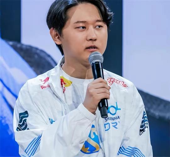 电竞明星PYOSIK：他的故事，不止是冠军的荣耀