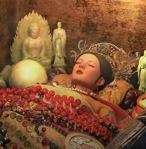 古堡失窃案：夜幕下的惊魂，珍宝何去何从？
