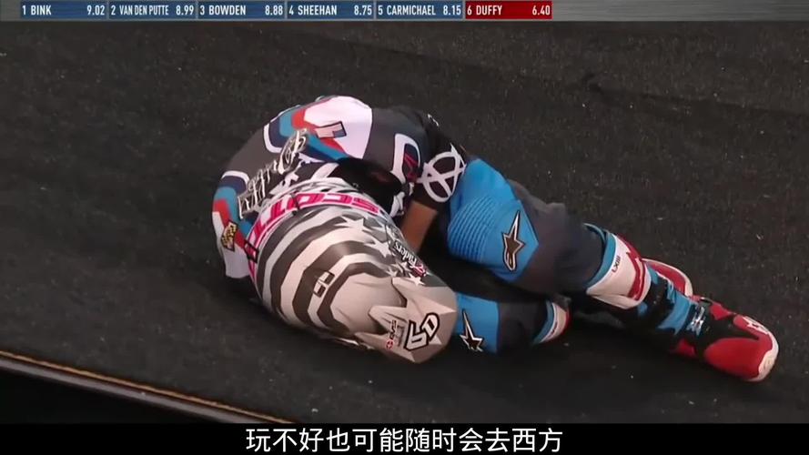 特技摩托7：挑战极限，飞跃障碍的刺激体验