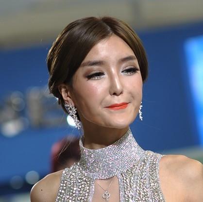 李颖芝车展造型盘点，时尚性感哪个更胜一筹