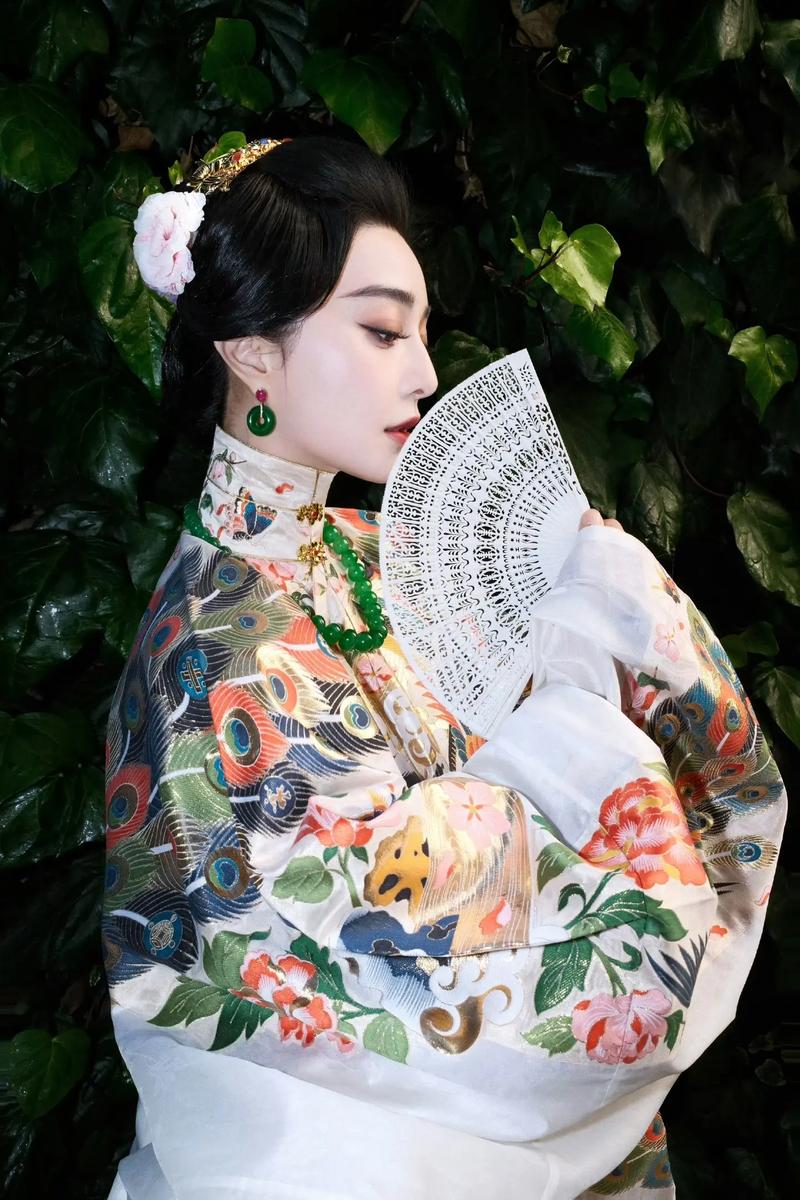 范冰冰陶瓷装：中国风惊艳世界的时尚瞬间