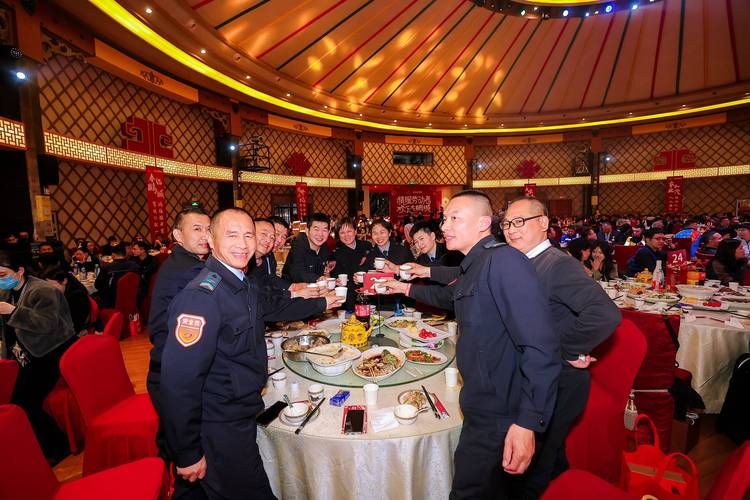 好大一家人欢聚一堂：300余名职工共度新春佳节