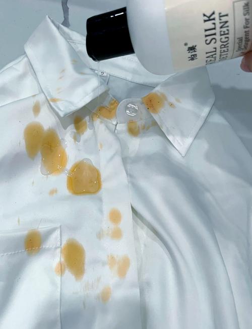 油渍粘在衣服上洗不掉咋办？试试这3招快速去油污！