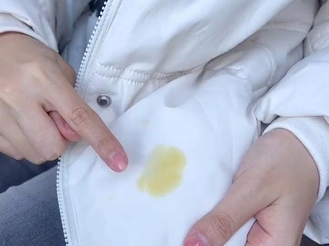 油渍粘在衣服上洗不掉咋办？试试这3招快速去油污！