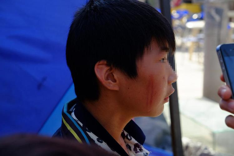 实拍3男子轮流殴打一少年全过程 视频曝光引发众怒热议