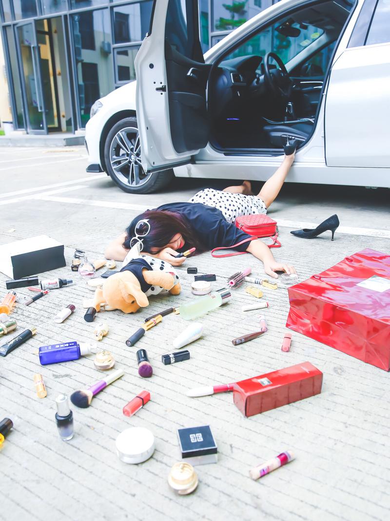 炫富摔到底是什么意思？揭秘这个网络梗的来龙去脉！