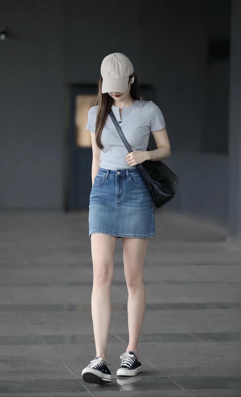 齐x小短裙配什么上衣好看？这4种搭配超显腿长！