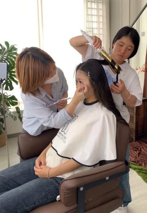 美发课堂：自己在家怎么染发？(防止发色翻车的必看技巧)