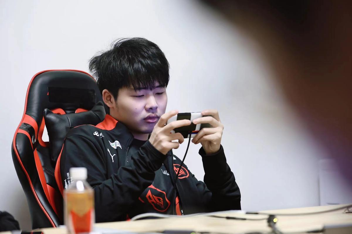 想看9gag上的图?教你如何轻松下载保存这些爆笑内容!