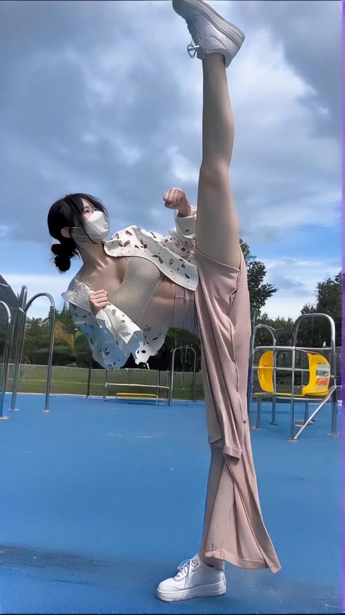 叉妹妹是谁火遍全网的背后原因是什么？深度解析她的爆红之路！