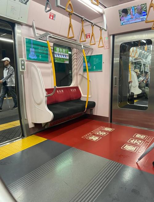 探索“電車内でなう”：一款引人入胜的绅士游戏解析